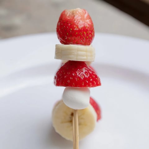 Festive strawberry banana Santa sticks: a delightful holiday snack with fresh fruit and marshmallows.